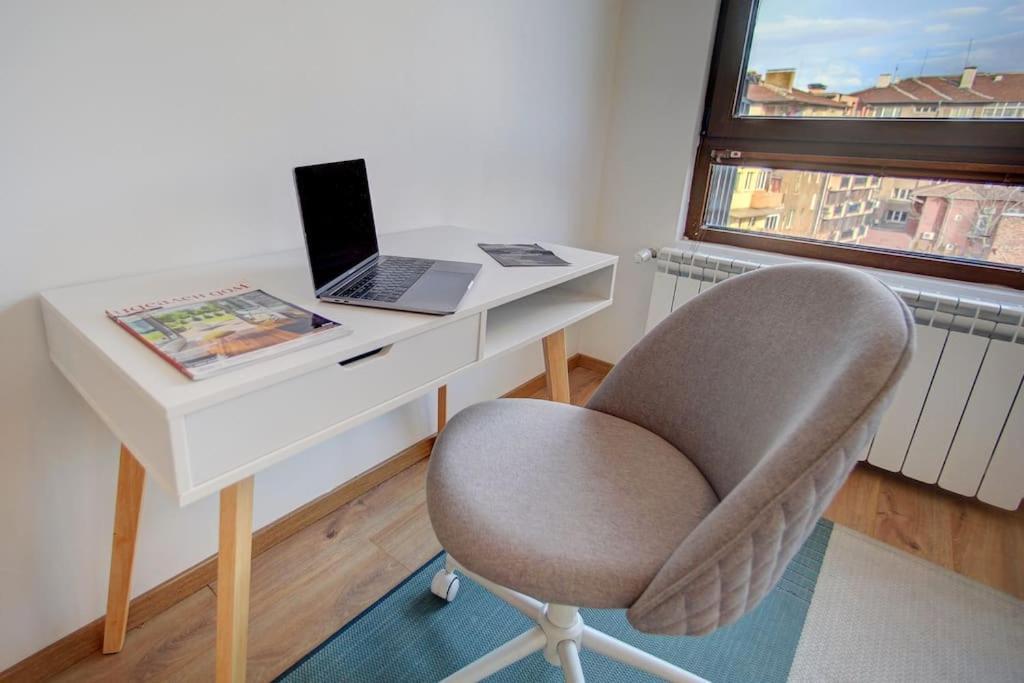 Spacious Home Office With Secure Garage In Sofia Buitenkant foto